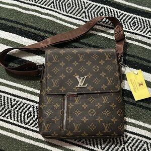 Crossbody / satchel hand bag. New